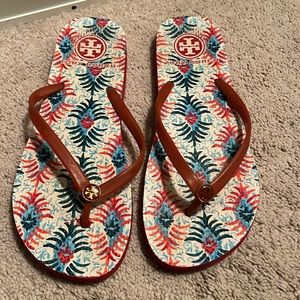Ready for the summer! Super cute Tory Burch flip flops